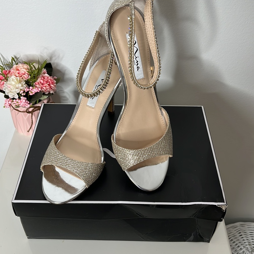 Nina Vierra Soft Platino Glitter Mesh Dress Pumps, size 8.5 M.